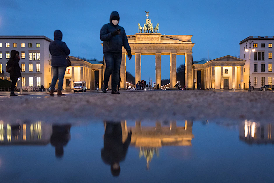 Spaziergänger am Brandenburger Tor: Wo sich sonst die Massen drängen, herrscht verhältnismäßige Leere. Wer hätte das vor einem Jahr gedacht?