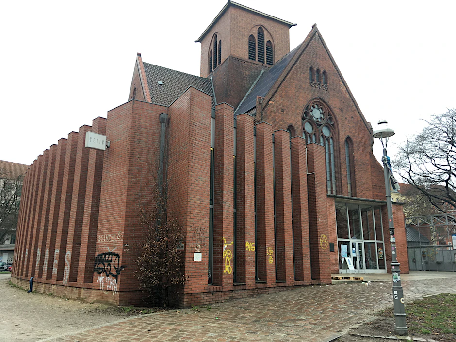 Eine Kirche wie auf einer Insel und mittendrin ein Café: das Selig in Neukölln.<br><br><br>