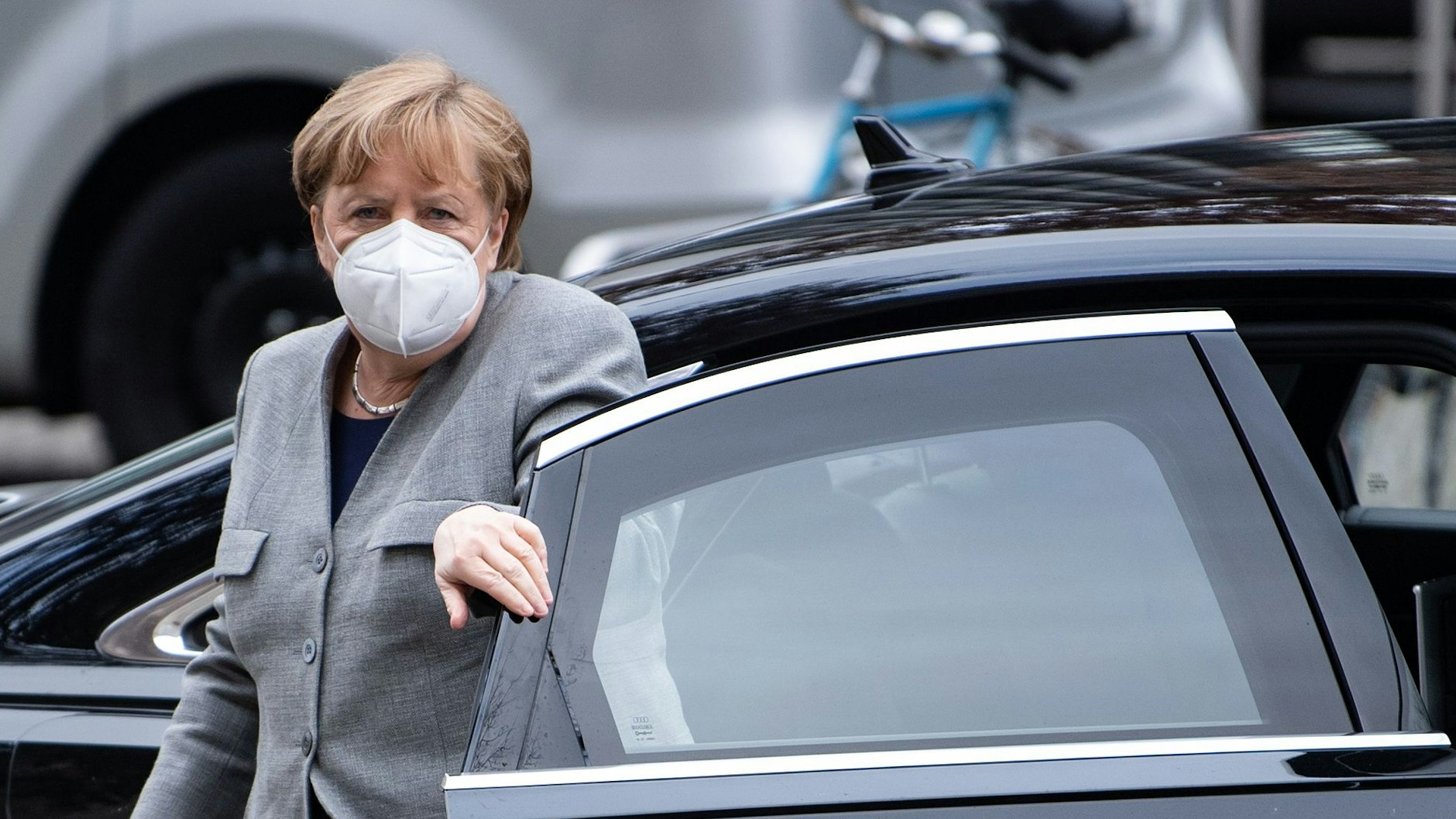 Das Coronavirus bleibt Chefsache: Bundeskanzlerin Merkel zum Wochenbeginn auf dem Weg zu weiteren Beratungen was die Pandemie betrifft.