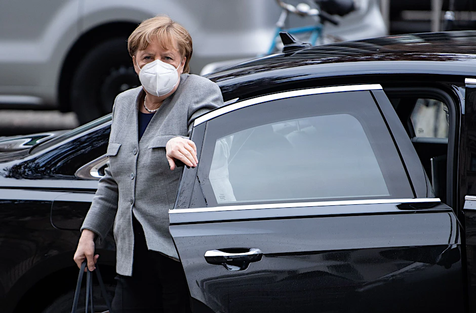 Das Coronavirus bleibt Chefsache: Bundeskanzlerin Merkel zum Wochenbeginn auf dem Weg zu weiteren Beratungen was die Pandemie betrifft.