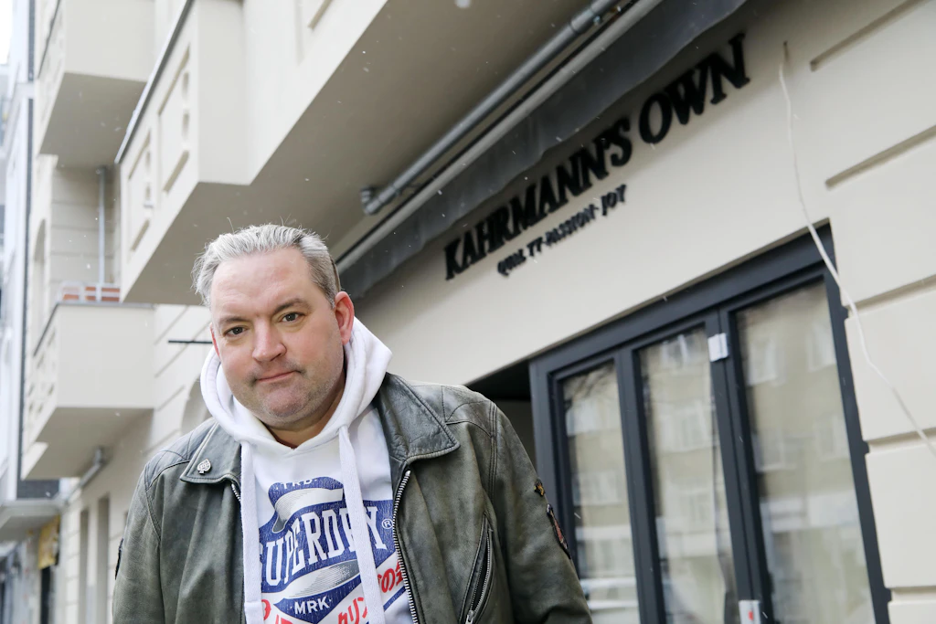 Schauspieler Christian Kahrmann vor seinem Café Kahrmann’s Own, das seit Ende 2020 dauerhaft geschlossen ist.