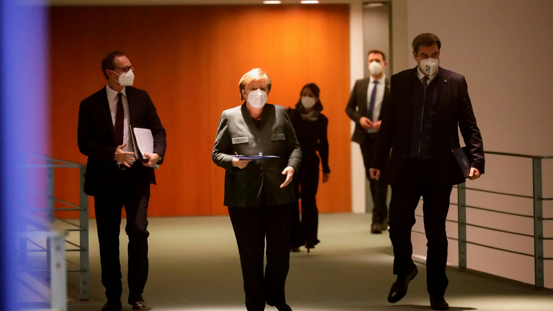 Nach den stundenlangen Beratungen und vor der Pressekonferenz: Bundeskanzlerin Angela Merkel (CDU), Berlins Regierender Bürgermeister Michael Müller (SPD) und der bayrische Ministerpräsident Markus Söder (CSU).&nbsp; Foto:&nbsp;Hannibal Hanschke/Reuters/Pool/dpa