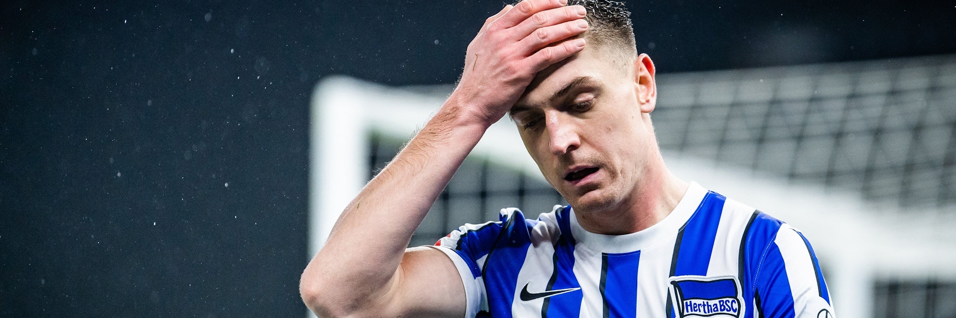 Herthas Stürmer Kris Piatek fasst sich nach seinem verschossenen Elfmeter an den Kopf.