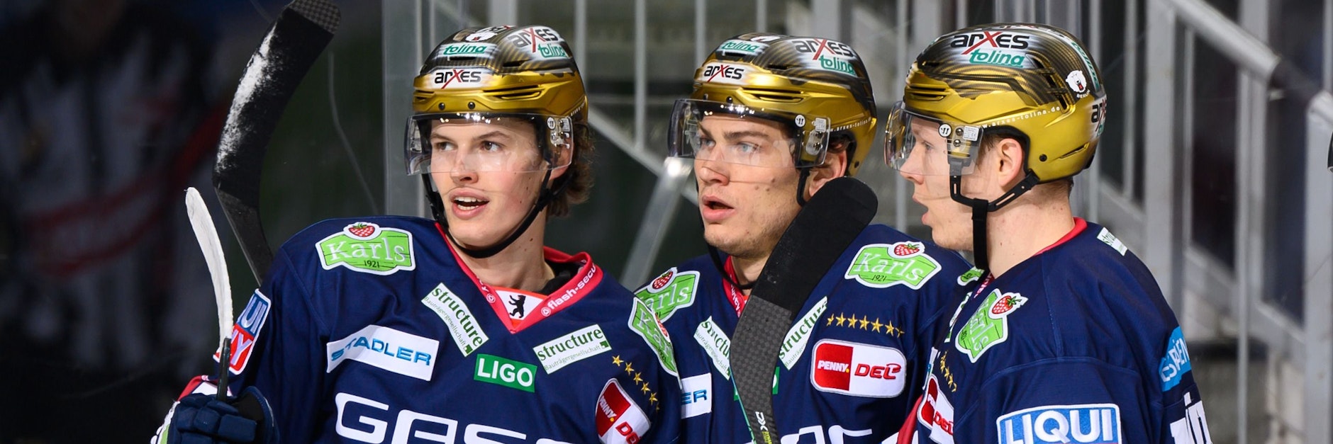 Haben allen Grund zur Freude: (v. l.) die Eisbären-Torschützen Lukas Reichel und Leo Pföderl sowie Jonas Müller.