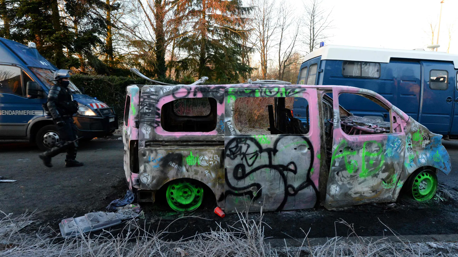 Ein Polizei-Van wurde abgefackelt und anschließend angesprüht.