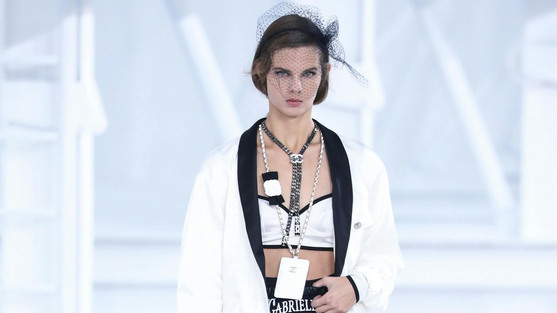 Bralettes wie hier bei einer Modenschau von Chanel werden öfter als Oberbekleidung getragen.