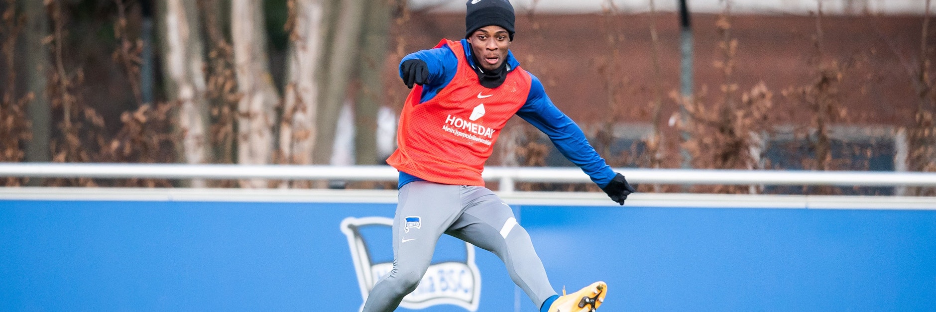 Javairo Dilrosun kann erstmal keine Flanken mehr üben. Er hat sich am Knie verletzt.