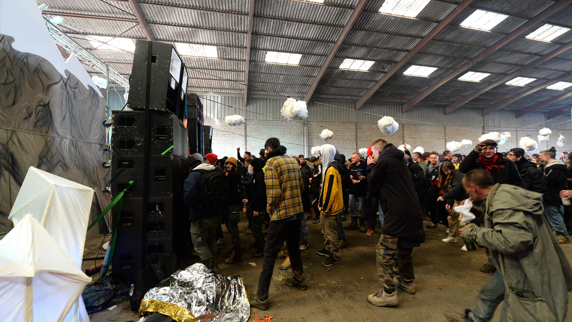Eine Lagerhalle im französischen&nbsp;Lieuron wurde zu einem Festival-Gelände umfunktioniert.