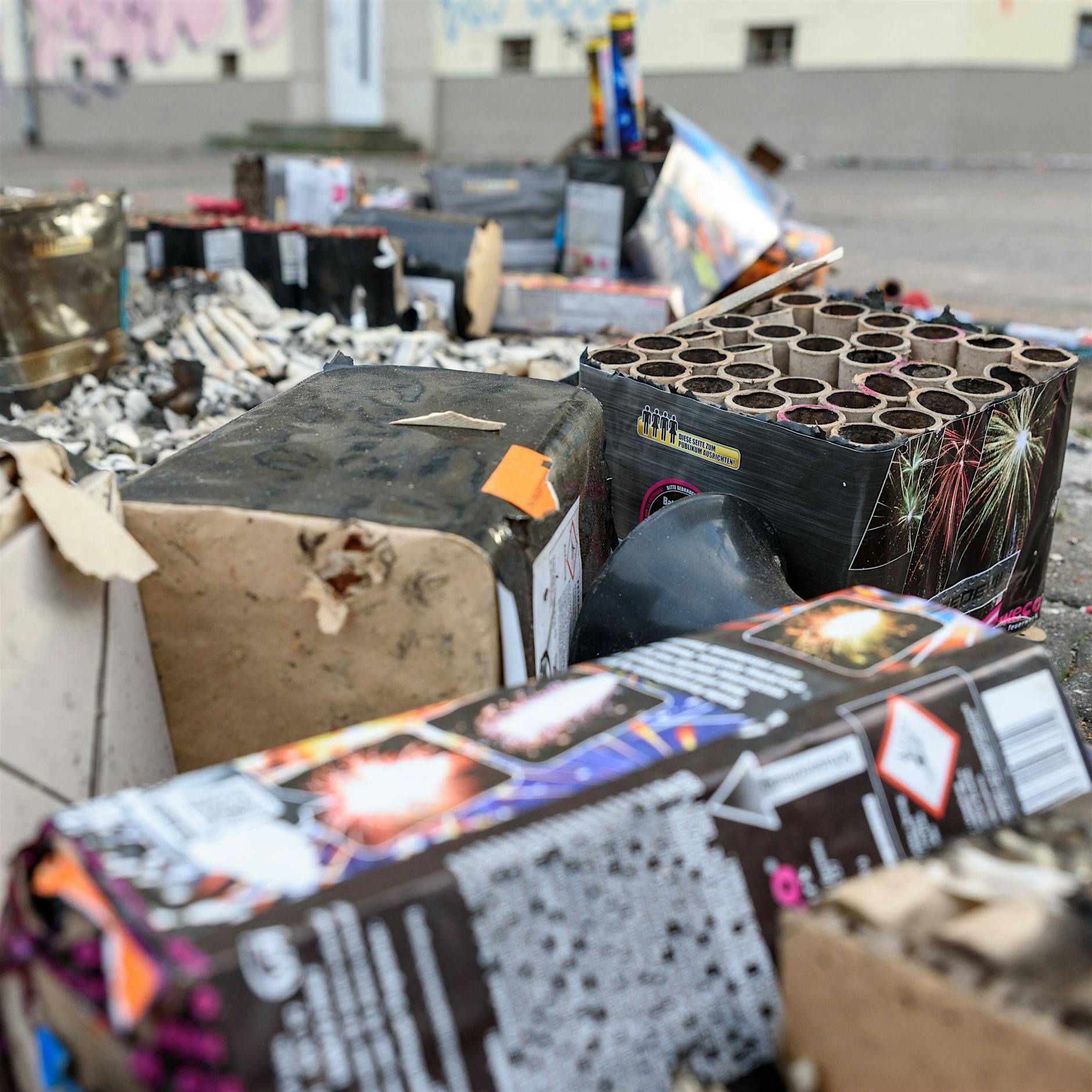 Berliner Stadtreinigung sammelt Silvestermüll ein