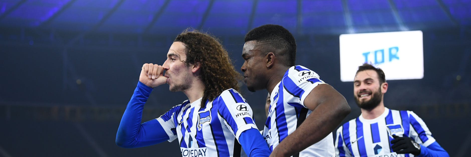 Herthas Franzose Matteo Guendouzi (l.) mit Baby-Schnuller-Torjubel. Jhon Cordoba ist der erste Gratulant und trifft danach auch selbst.