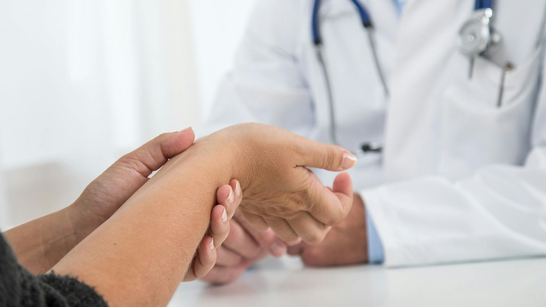 Warm, geschwollen, gerötet, schmerzt bei Druck: An diesen Symptomen erkennen Ärzte einen Gichtanfall. 