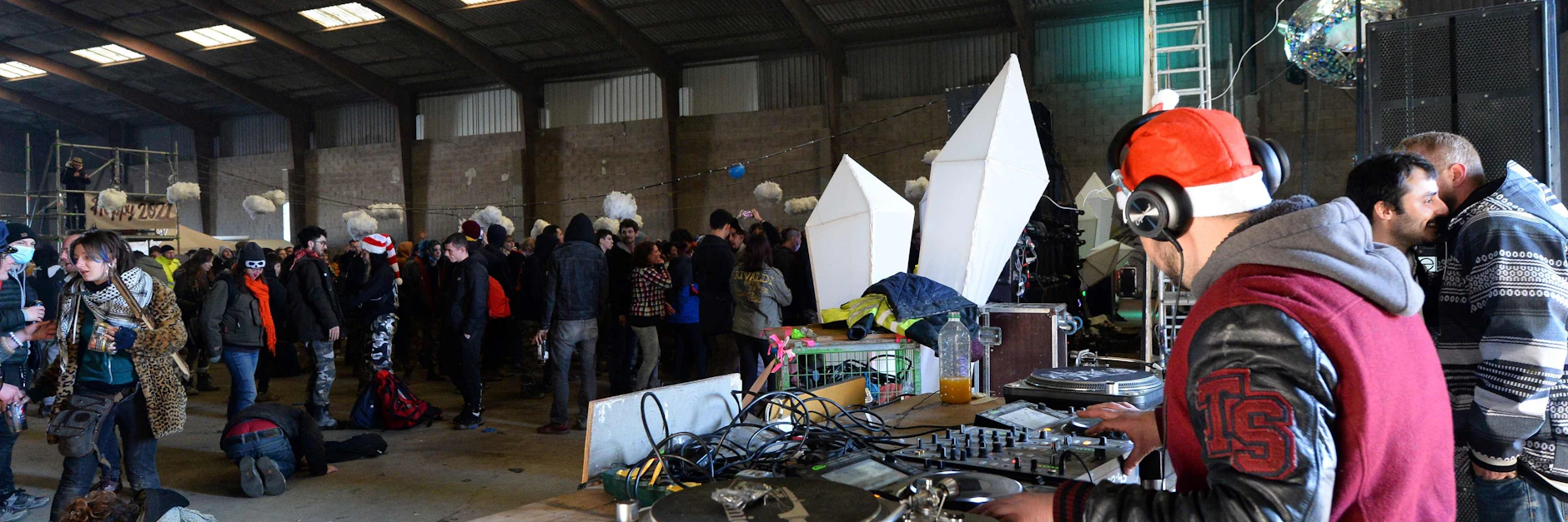 DJs beschallen die Lagerhalle in Lieuron in der Bretagne.