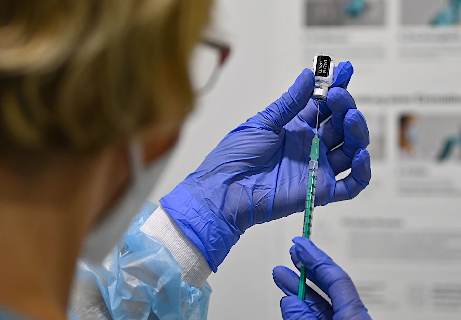 Eine Corona-Schutzimpfung mit dem Wirkstoff von Biontech/Pfizer wird vorbereitet.&nbsp;