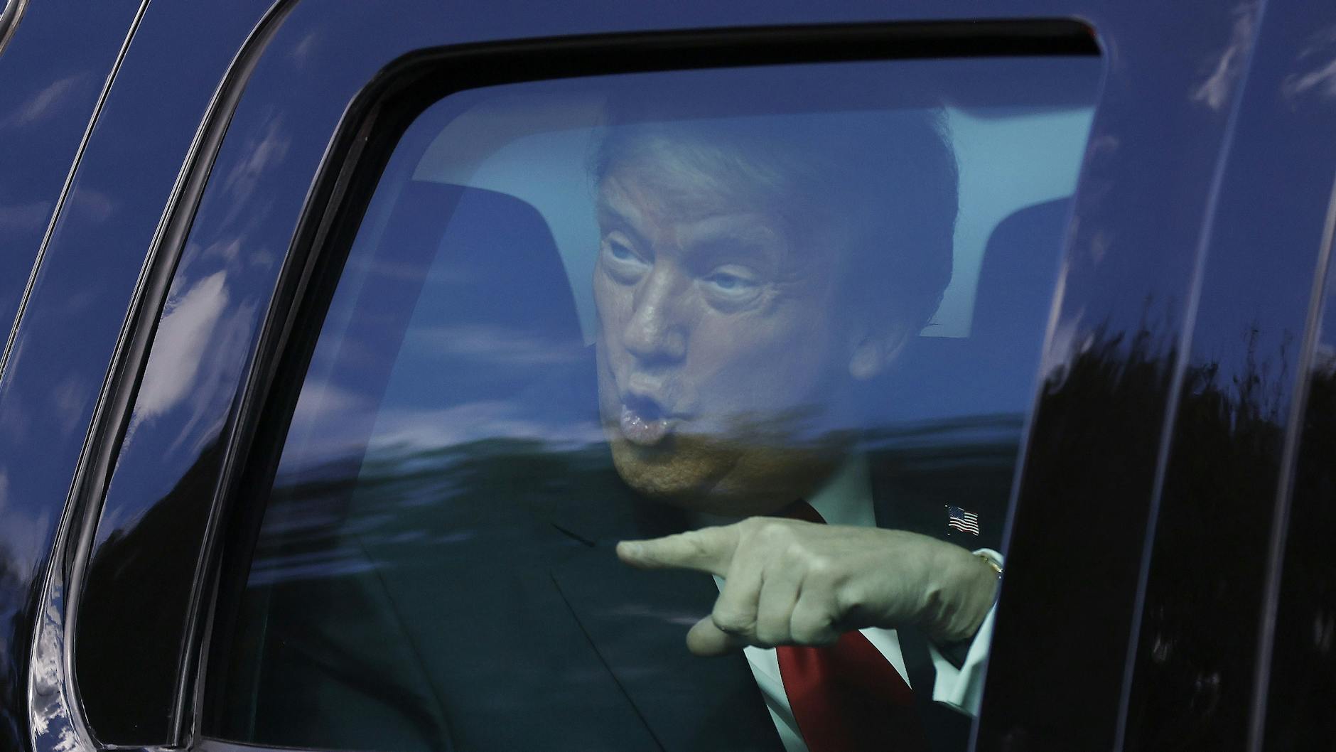 Ex-US-Präsident Donald Trumpf auf dem Weg zu seinem Club-Resort Mar-a-Lago. Er nahm nicht an der Amtseinführung seines Nachfolgers teil, wie es andere Ex-US-Präsidenten taten. 