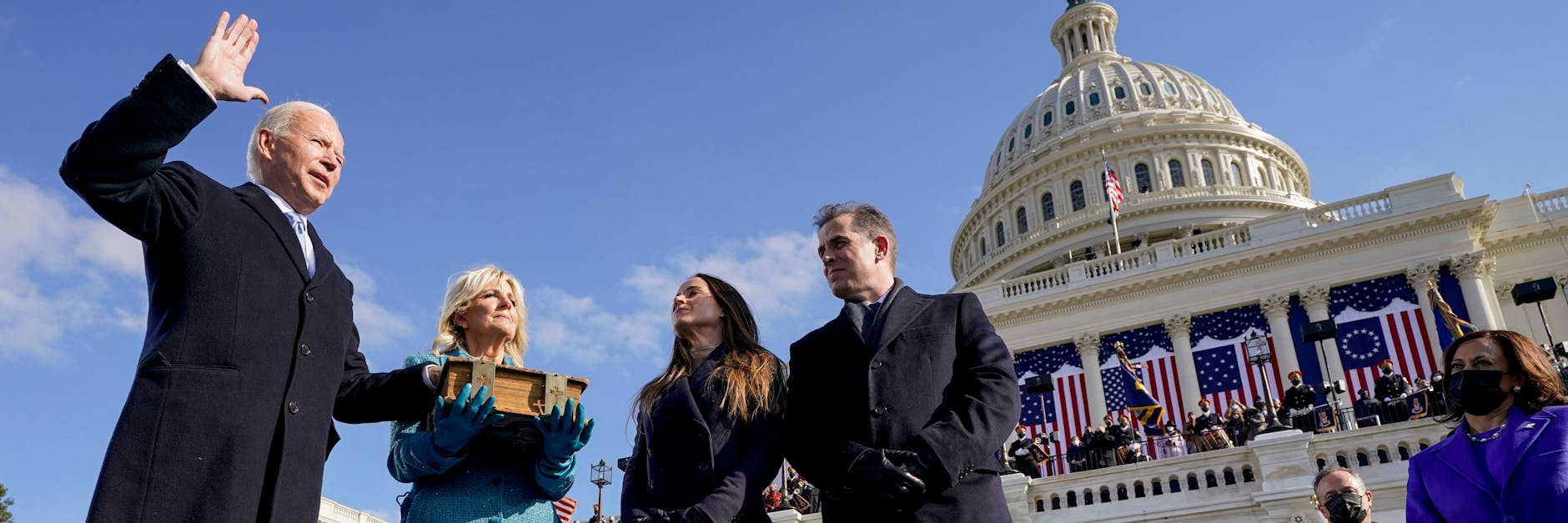 Joe Biden wird von Chief Justice John Roberts als 46. Präsident der Vereinigten Staaten vereidigt, während seine Frau Jill Biden die Bibel bei der Amtseinführung vor dem US-Kapitol hält. Auch seine Kinder Ashley und Hunter sind bei dem historischen Moment dabei. 
