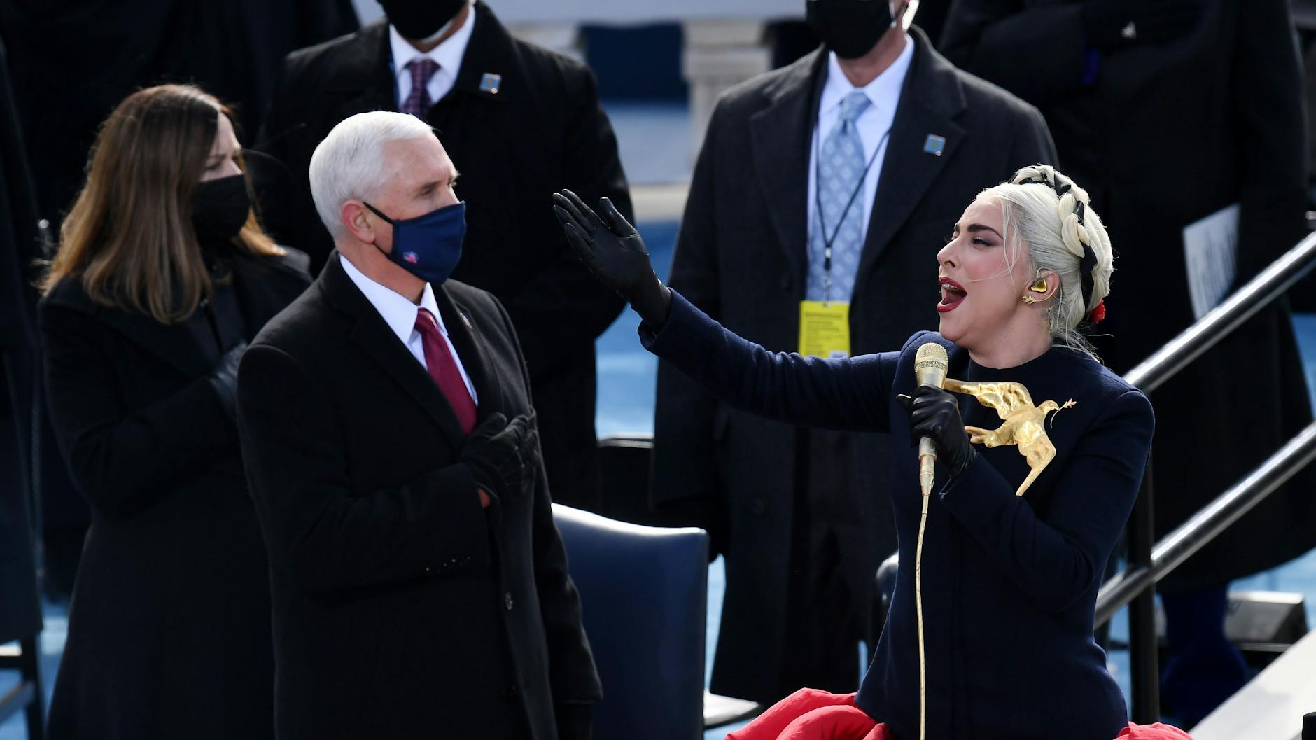 Lady Gaga sang die Nationalhymne bei der feierlichen Amtseinführung von Joe Biden in Washington. 