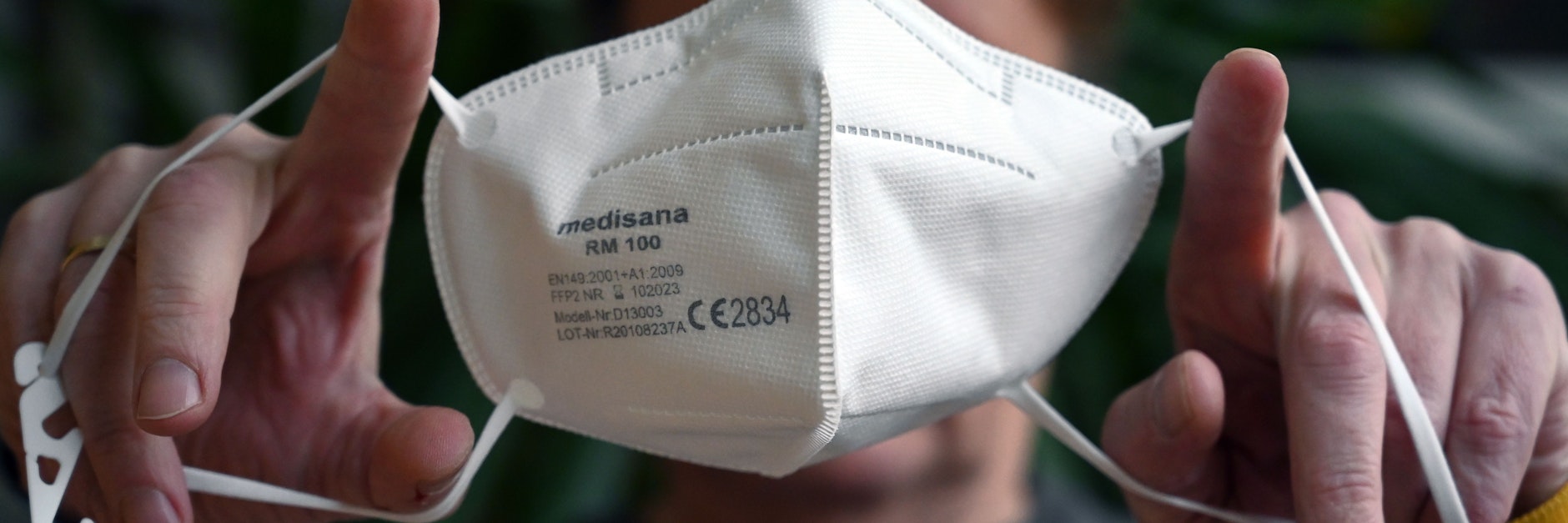 Eine FFP2-Maske mit Prüfsiegel und Ziffer.