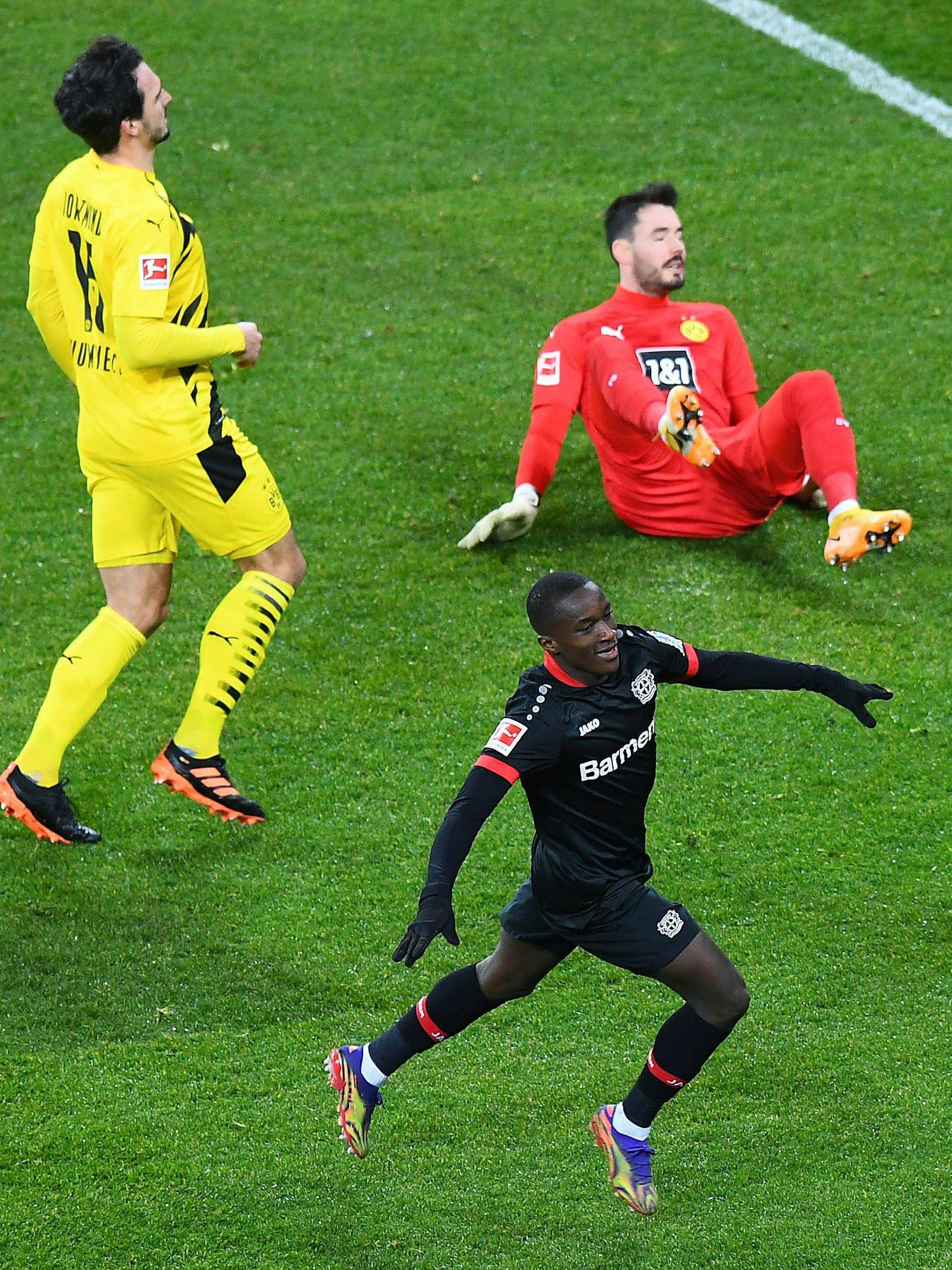 Leverkusens Moussa Diaby dreht jubelnd ab, die Dortmunder Stars Mats Hummels und Roman Bürki sind bedient.