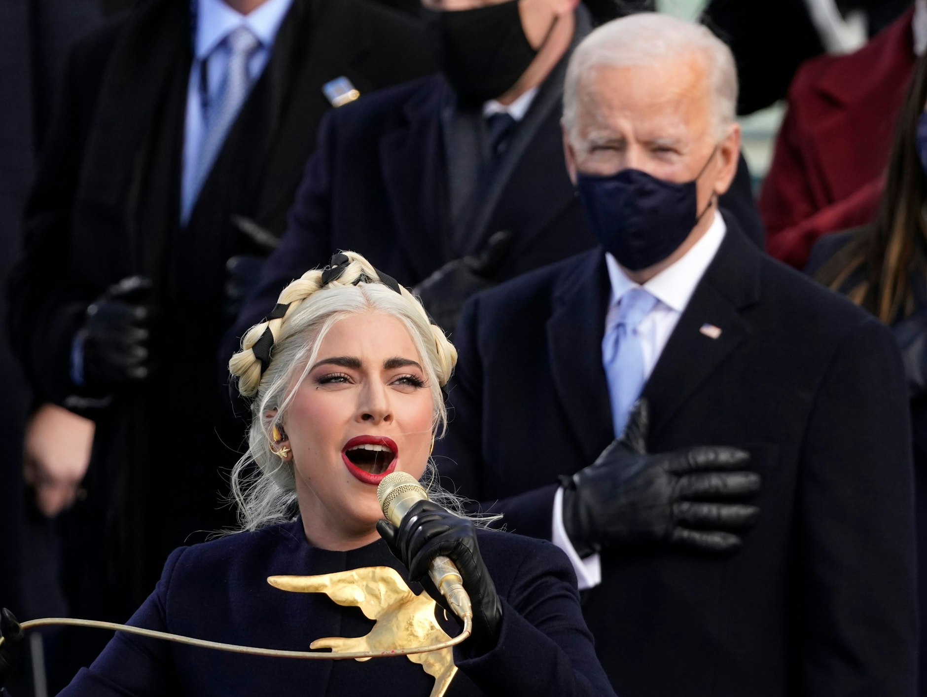 Lady Gaga sang die Nationalhymne kurz vor der Vereidigung von US-Präsident Biden.