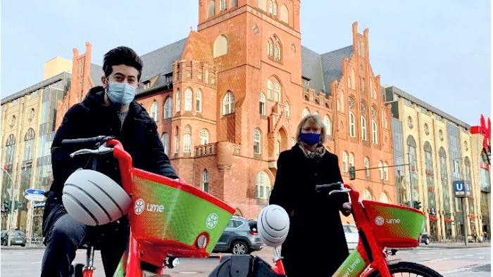 Nun auch in Steglitz: Cerstin Richter-Kotowski (r.), Bezirksbürgermeisterin von Steglitz-Zehlendorf, und Jashar Seyfi, Deutschland-Chef von Lime, auf E-Bikes des Anbieters.