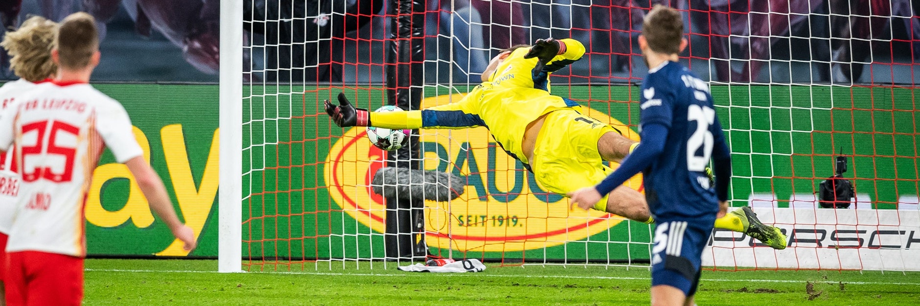 Unions Keeper Andreas Luthe streckt sich vergeblich, kann den Schuss von Emil Forsberg - noch mit dem Haarschopf ganz links zu sehen - nicht mehr abwehren.&nbsp;