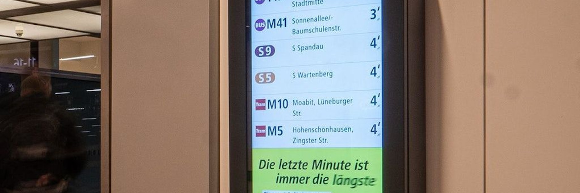 Ein neuer BVG-Bildschirm am U-Bahnhof Hauptbahnhof.