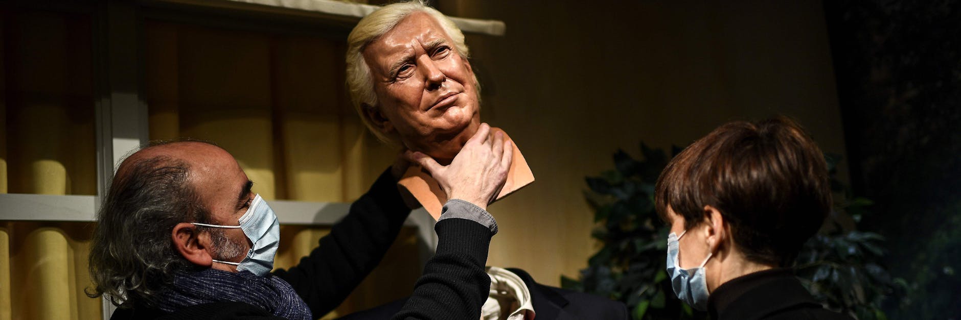 Kopp ab: Mitarbeiter des Grevin-Wachsmuseums in Paris nehmen den Kopf der Trump-Puppe ab. 