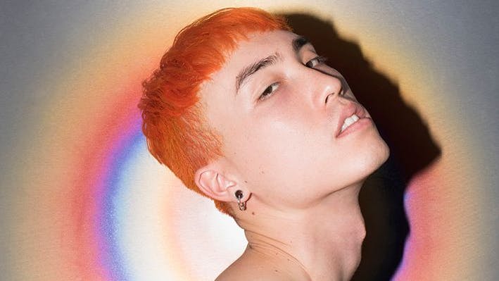 Streng aufgeblitztes Portrait des in Toronto lebenden Fotografen Hao Nguyen