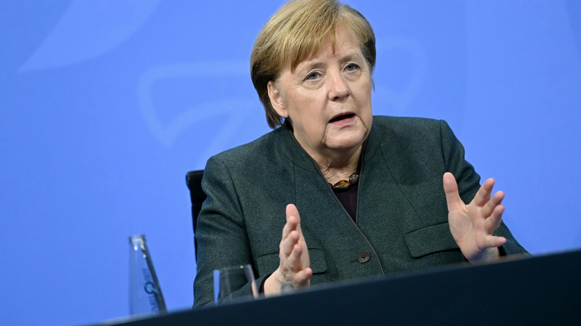 Nach mehreren Stunden verkündete Bundeskanzlerin Angela Merkel spät am Dienstagabend das Ergebnis der Gespräche. 