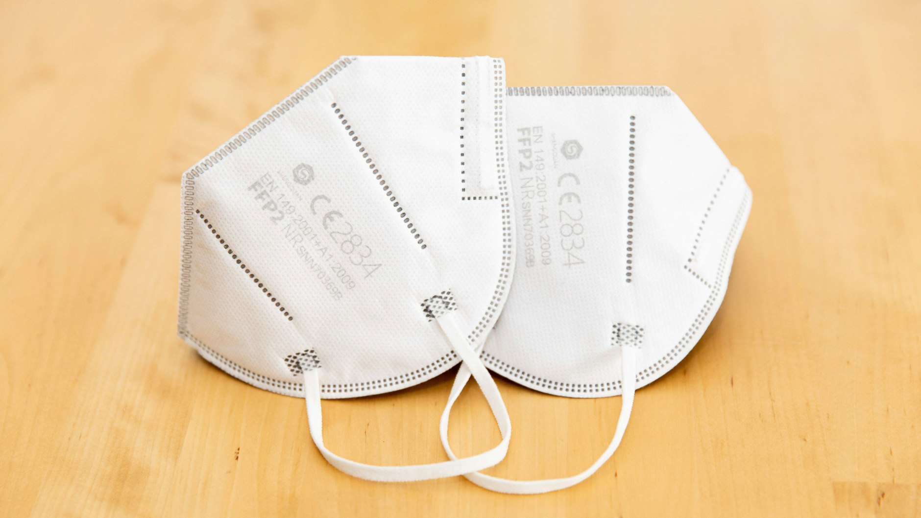 Diese Maske hat das CE-Logo. Die Prüfziffer 2834 zeigt an, dass die irische Prüfanstalt&nbsp;CCQS Certification Services Limited die Masken geprüft hat.