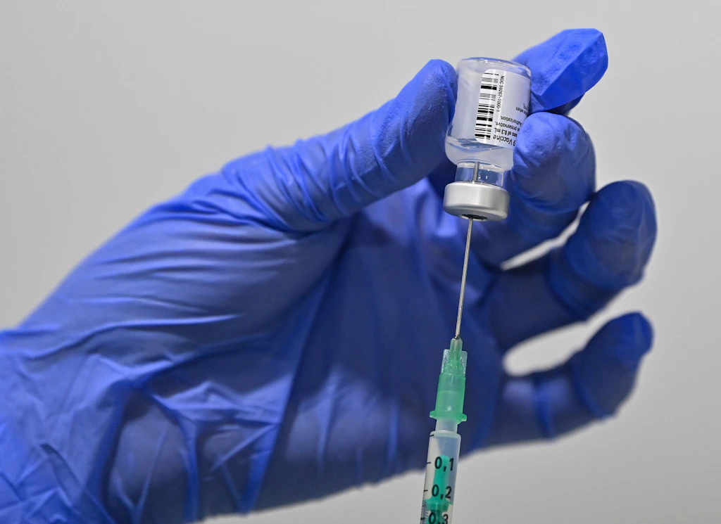 Biontech: Corona-Impfstoff schützt wohl auch vor britischer Variante