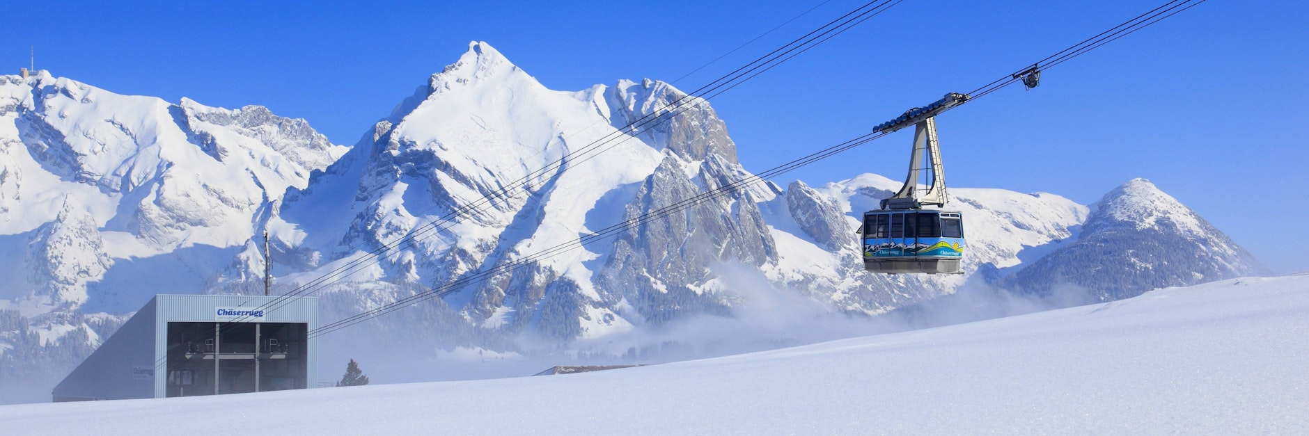 In der Schweiz ist Skiurlaub derzeit trotz Corona-Pandemie möglich, doch nicht immer geht das gut.