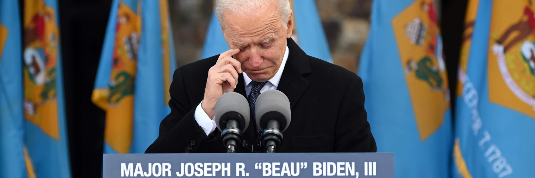 Joe Biden weint um seinen Sohn, dessen Name am Rednerpult steht.