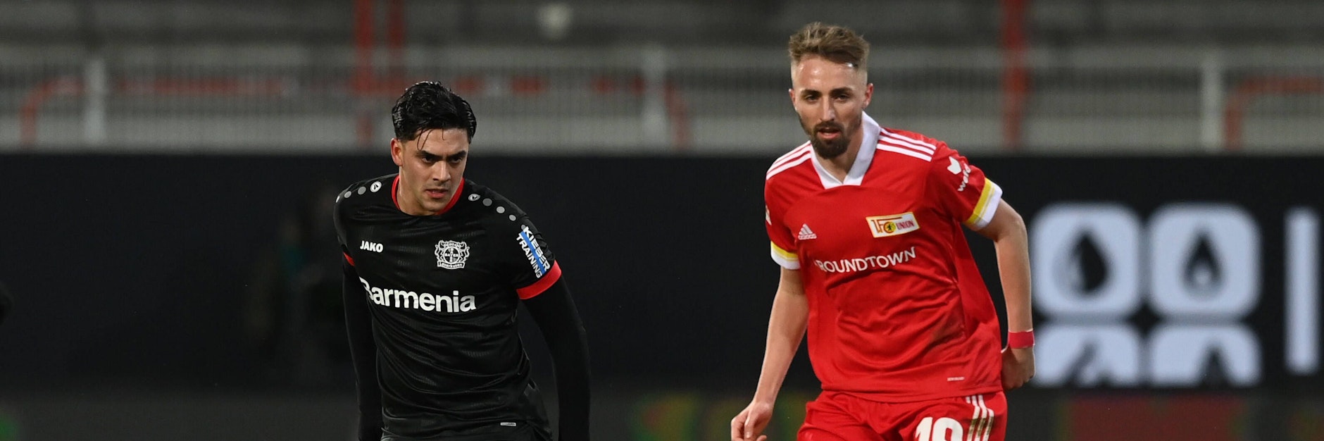 Ach, hätten sie doch auch nach dem Schlusspfiff nur so friedlich nebeneinandergestanden wie hier und sich nicht in Trashtalk versucht. Leverkusens Nadiem Amiri (l.) und Unions Florian Hübner.