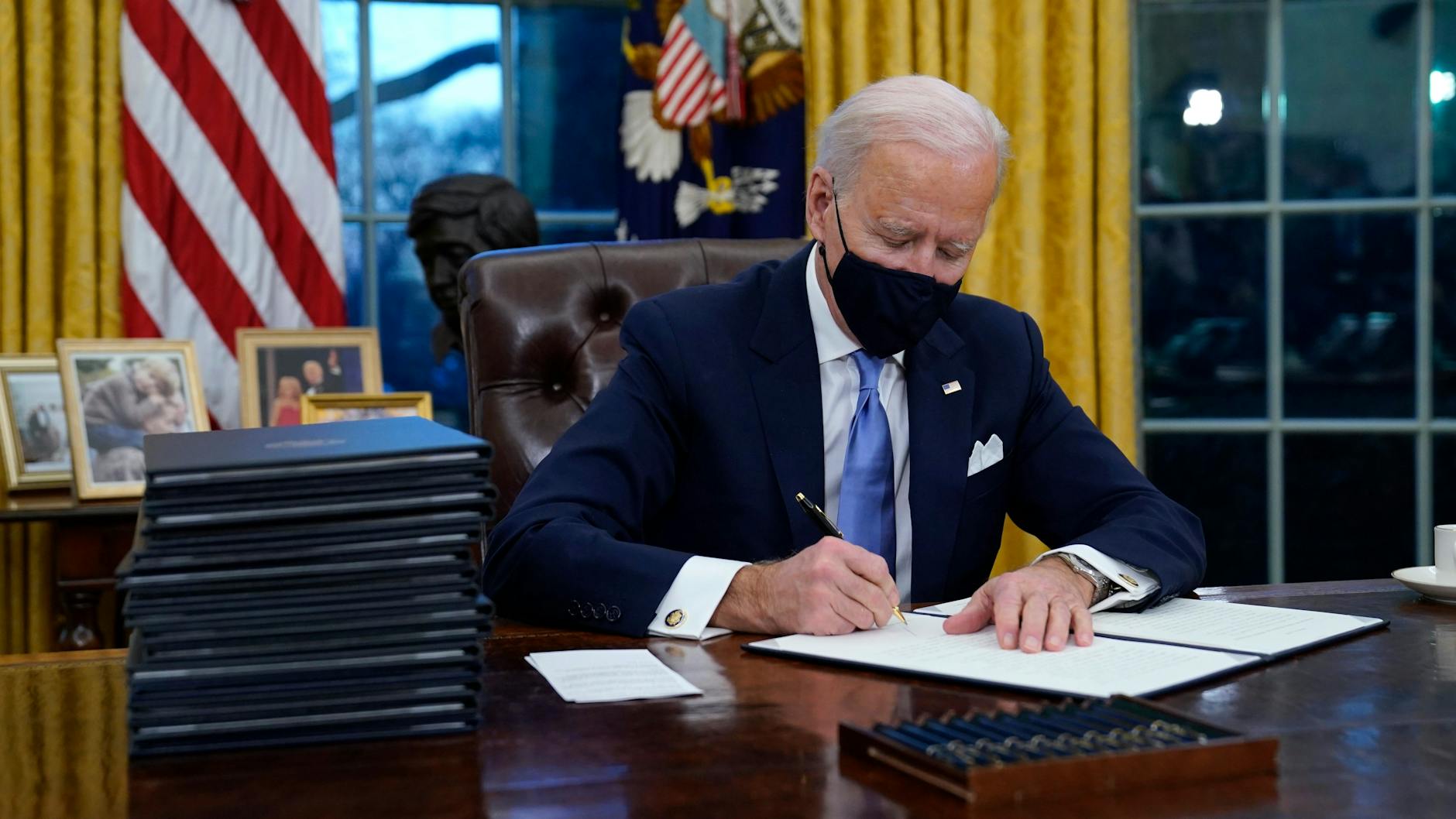 Der neue US-Präsident Joe Biden im Oval Office des Weißen Hauses.