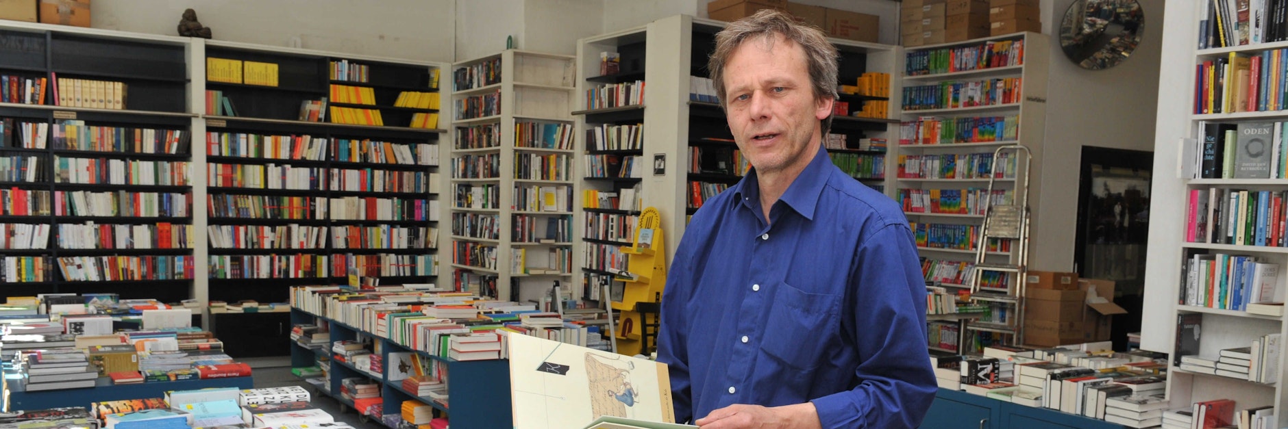 Sieht einer unsicheren Zukunft entgegen: Thorsten Willenbrock, Inhaber des Buchladens Kisch &amp; Co in der Kreuzberger Oranienstraße.