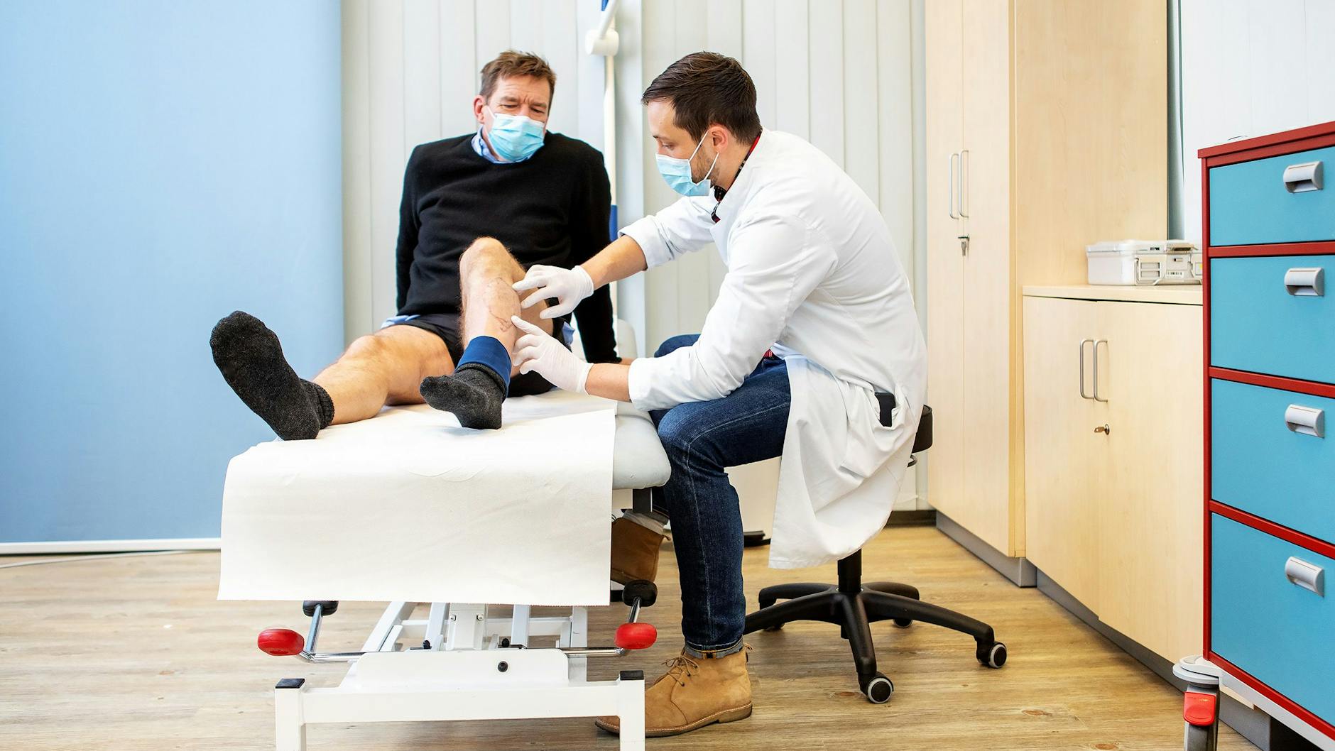 Nachuntersuchung im Krankenhaus: Der behandelnde Arzt Dr. Julian Kricheldorff schaut sich die Wunde von Thomas Heinze an.