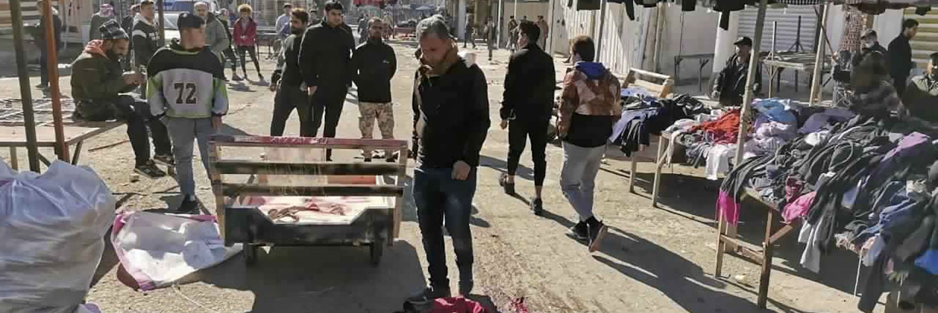 Menschen und Sicherheitskräfte versammeln sich am Ort eines tödlichen Anschlags im belebten Geschäftsviertel in der irakischen Hauptstadt Bagdad.&nbsp;