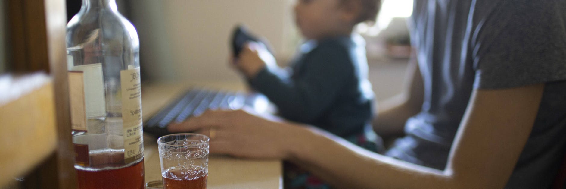 Arbeit zu Hause, das Kind will Aufmerksamkeit – im Corona-Stress scheint Alkohol Entspannung zu bieten.
