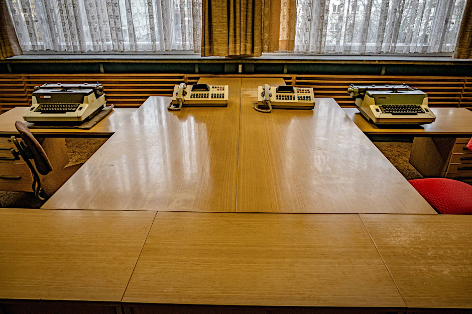 Vorzimmer des Büros von Erich Mielke im Stasimuseum in Berlin-Lichtenberg.