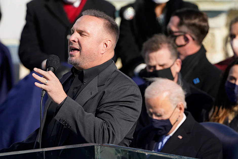 Garth Brooks singt „Amazing Grace“, Präsident Joe Biden hört zu.