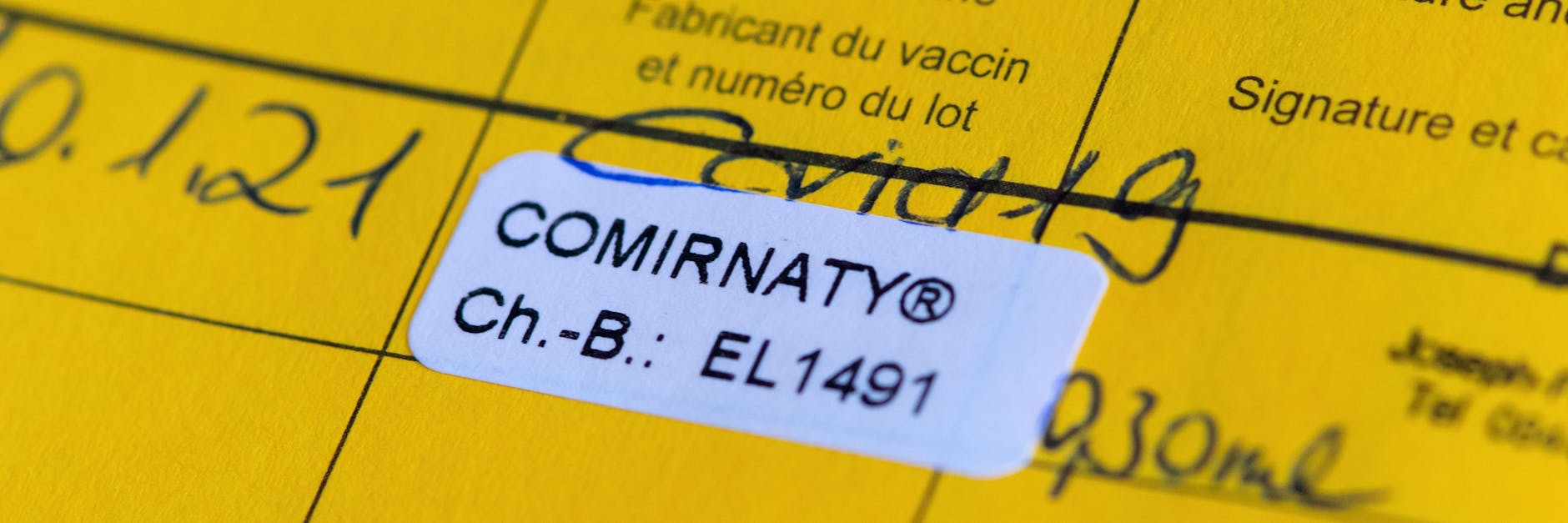 Ein Impfpass mit einer eingetragenen Impfung gegen das Coronavirus