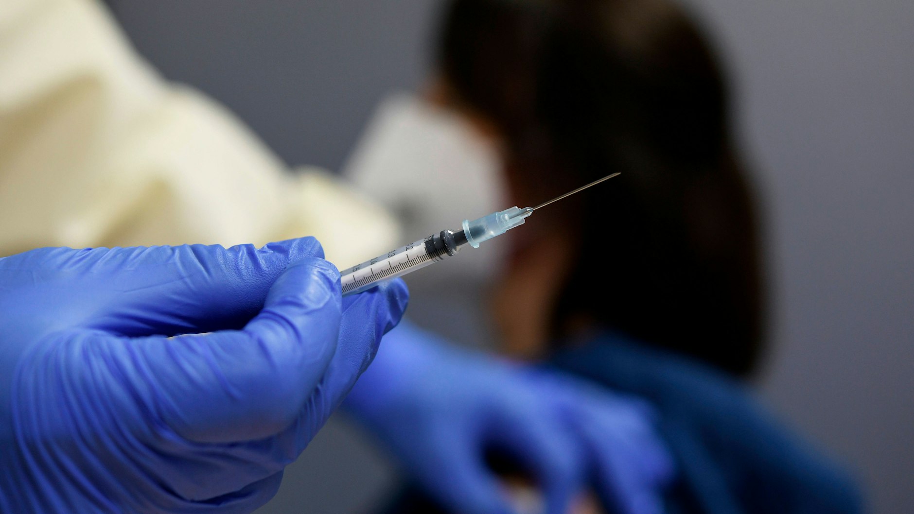 Das Thema Impfen wird strittig diskutiert. Vor allem die Frage, wer wann dran ist.