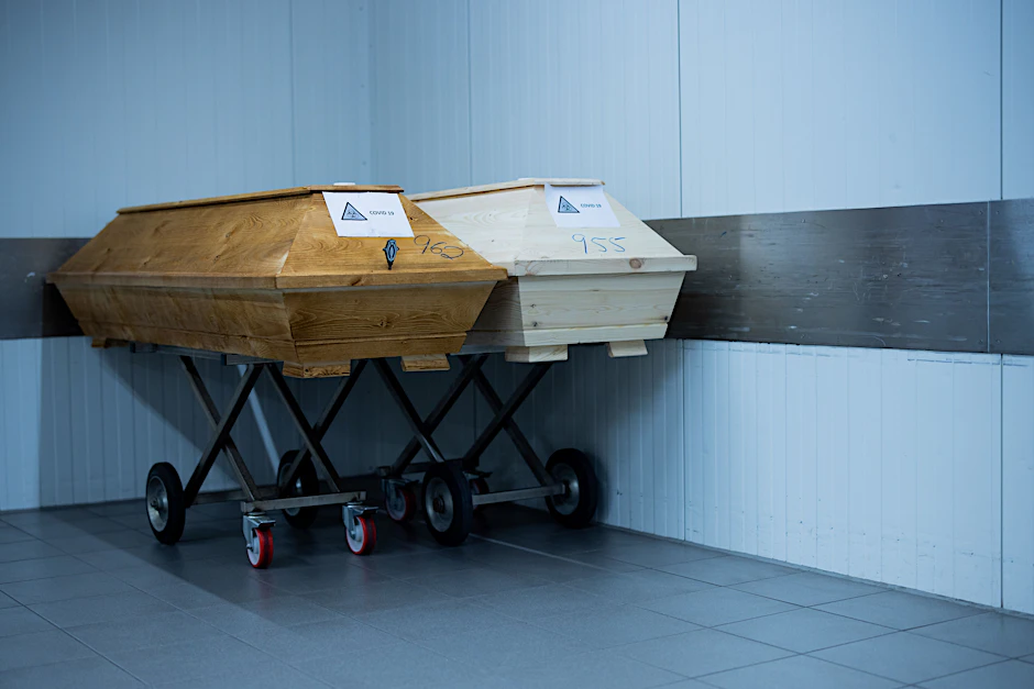 Särge von Covid-19-Toten stehen in einem Krematorium (Symbolbild).