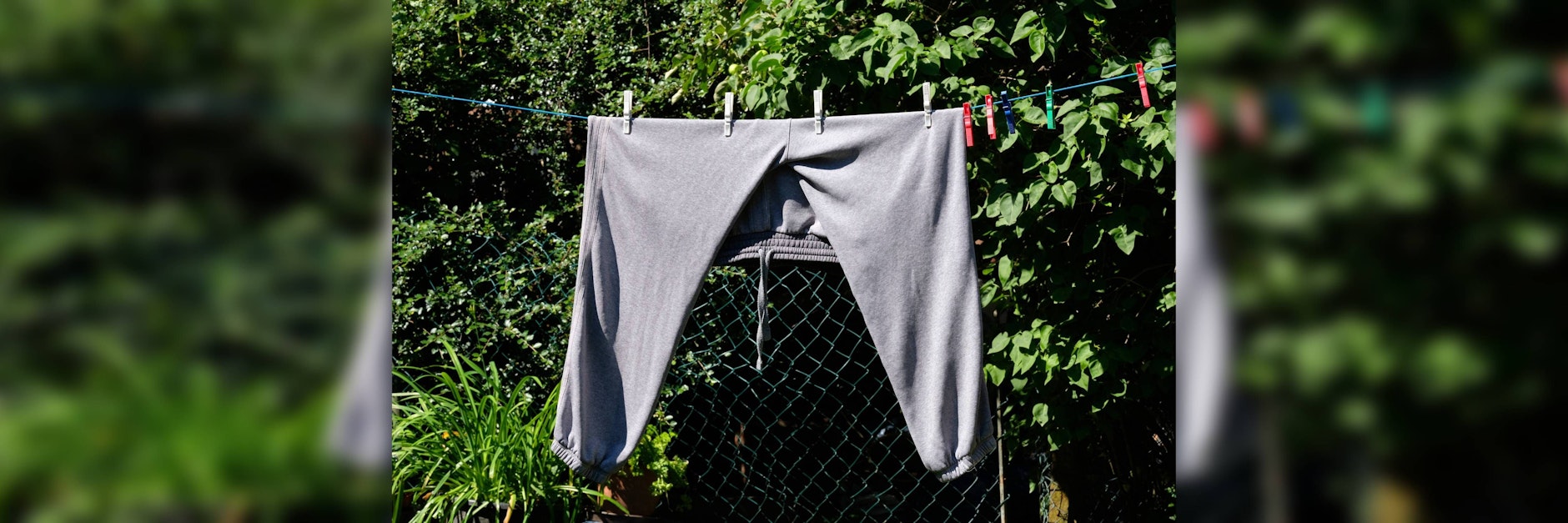 Eine klassische graue Jogginghose aus Sweatshirt-Stoff.