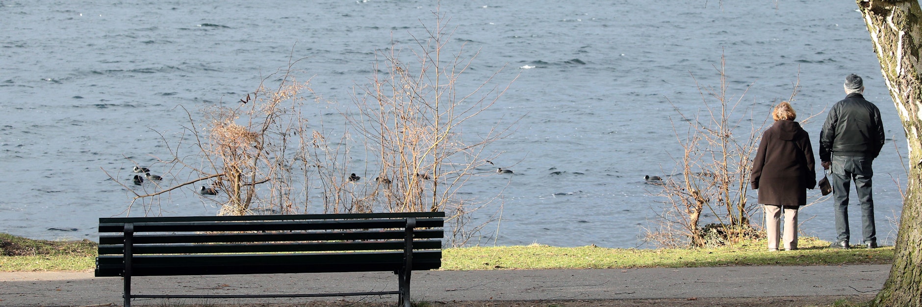 Spaziergänger am Tegeler See. Es war angenehm warm, aber auch windig am Donnerstag in Berlin.