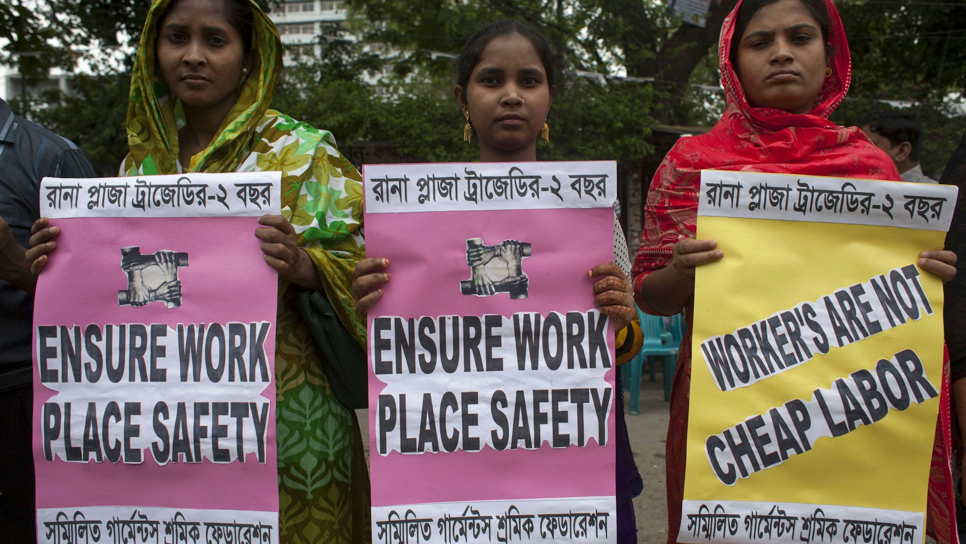 Arbeiterinnen in Bangladeschs Hauptstadt Dhaka fordern eine Entschädigung für die Opfer des Fabrikunfalls von Rana Plaza, bei dem im April 2013 mehr als 1100 Menschen ums Leben kamen. Der Unfall ist der schwerste in der Geschichte des Landes.