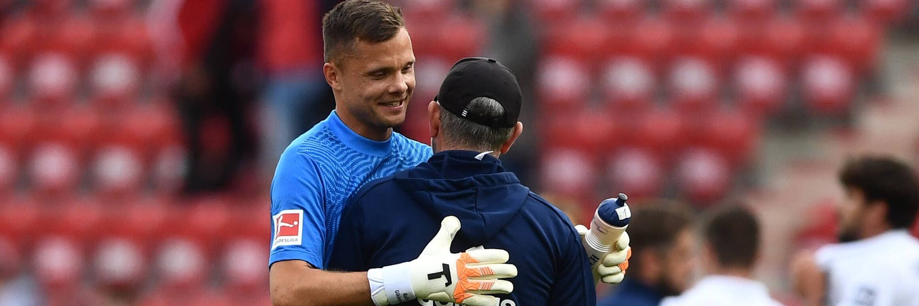 Rafal Gikiewicz herzt Unions Trainer Urs Fischer nach dem 3:1-Erfolg der Augsburger in Köpenick beim Saisonstart. 