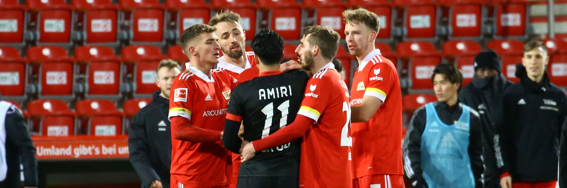 Florian Hübner (2. v. l.) im nicht ganz jugendfreien Gespräch mit Leverkusens Nadiem Amiri (Nr. 11). Dafür gibt es jetzt eine Sperre für den Union-Verteidiger. Aber der Rassismuvorwurf ist vom Tisch.