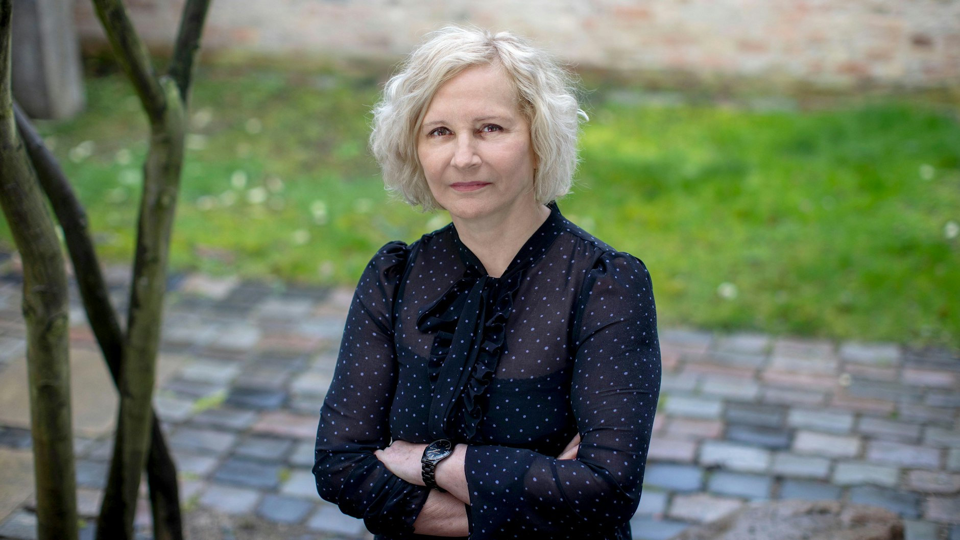 Hat die kleinen Menschen im Blick: Lieselotte Ahnert in ihrem Garten in Berlin-Pankow.